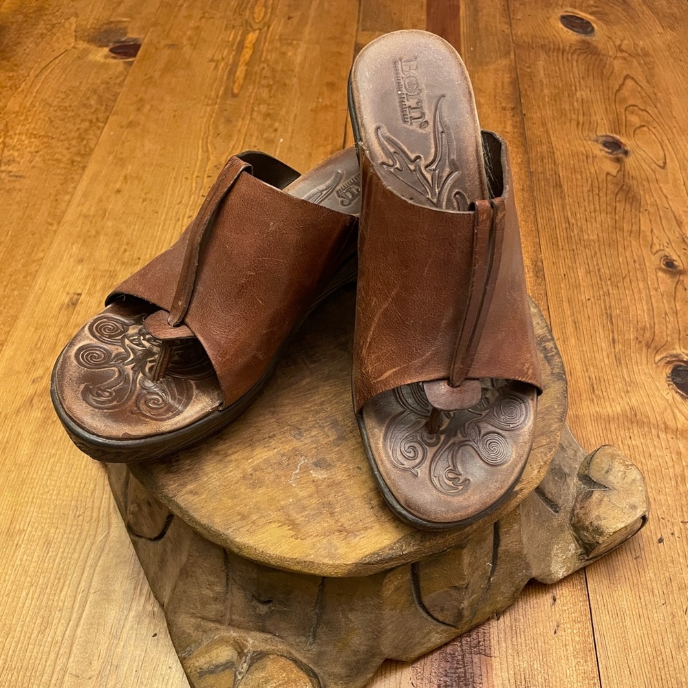 Born leather wedge flip flops size 8